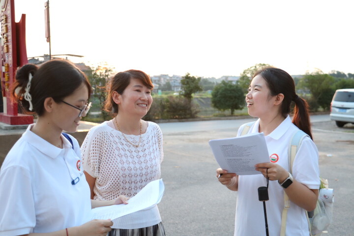 2.研究生走访调研.jpg